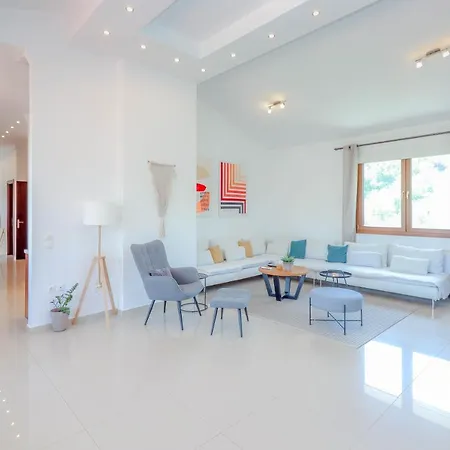 Apartment Acropolis With Parking Next To Center