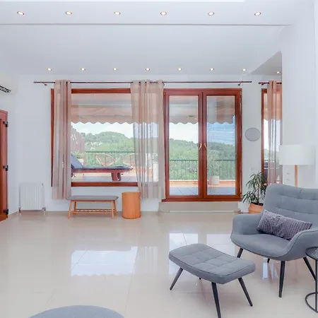 Apartment Acropolis With Parking Next To Center