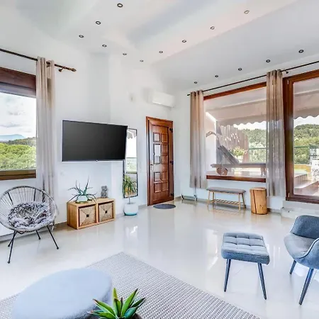 Apartment Acropolis With Parking Next To Center *