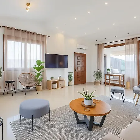 Apartment Acropolis With Parking Next To Center *