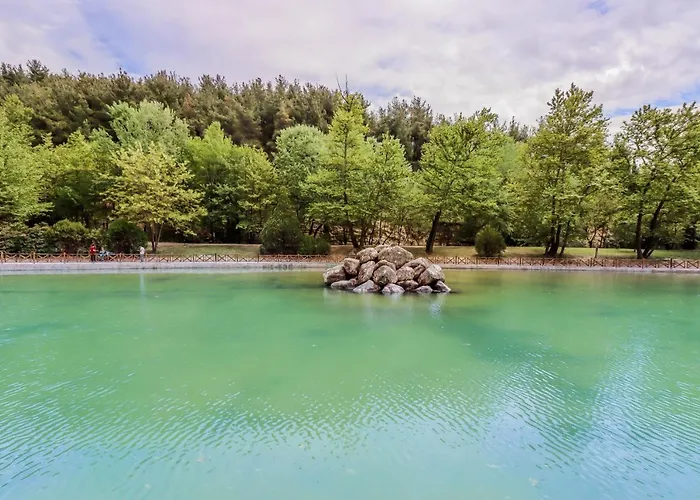 Acropolis With Parking Next To Center 塞雷