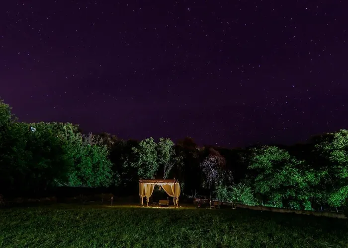 Acropolis With Parking Next To Center * 塞雷