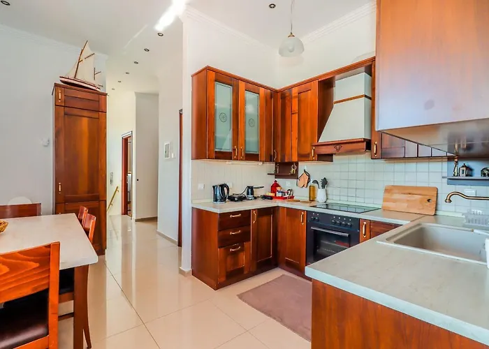 Acropolis With Parking Next To Center *