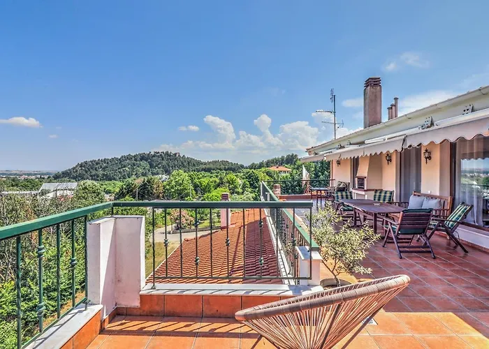 Acropolis With Parking Next To Center *